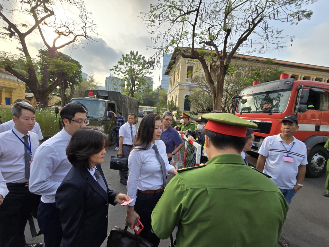 H&igrave;nh ảnh b&agrave; Trương Mỹ Lan v&agrave; đồng phạm trong ng&agrave;y đầu x&eacute;t xử- Ảnh 19.