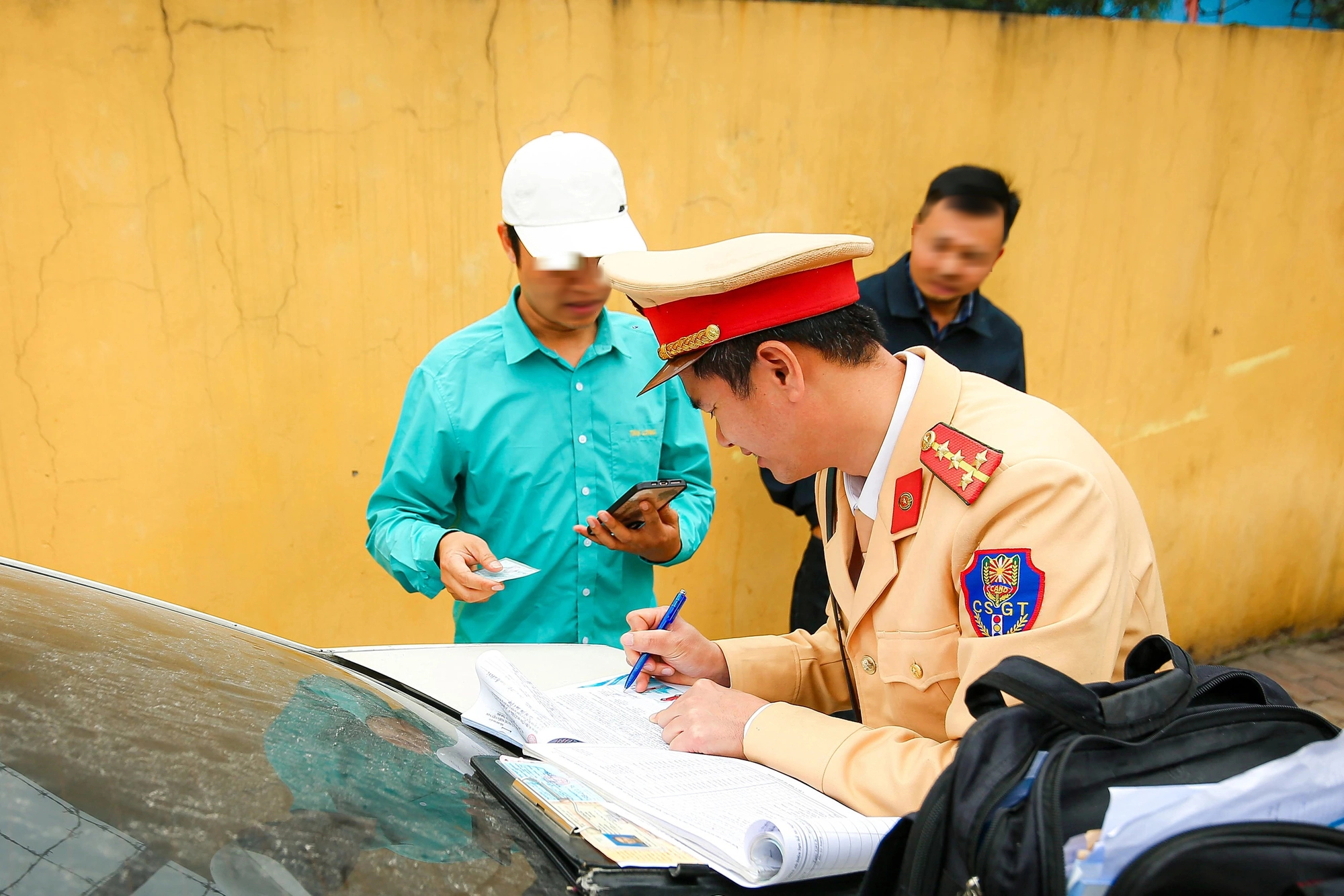 C&ocirc;ng an H&agrave; Nội mật phục xử l&yacute; xe kh&aacute;ch đ&oacute;n trả kh&aacute;ch sai quy định- Ảnh 12.