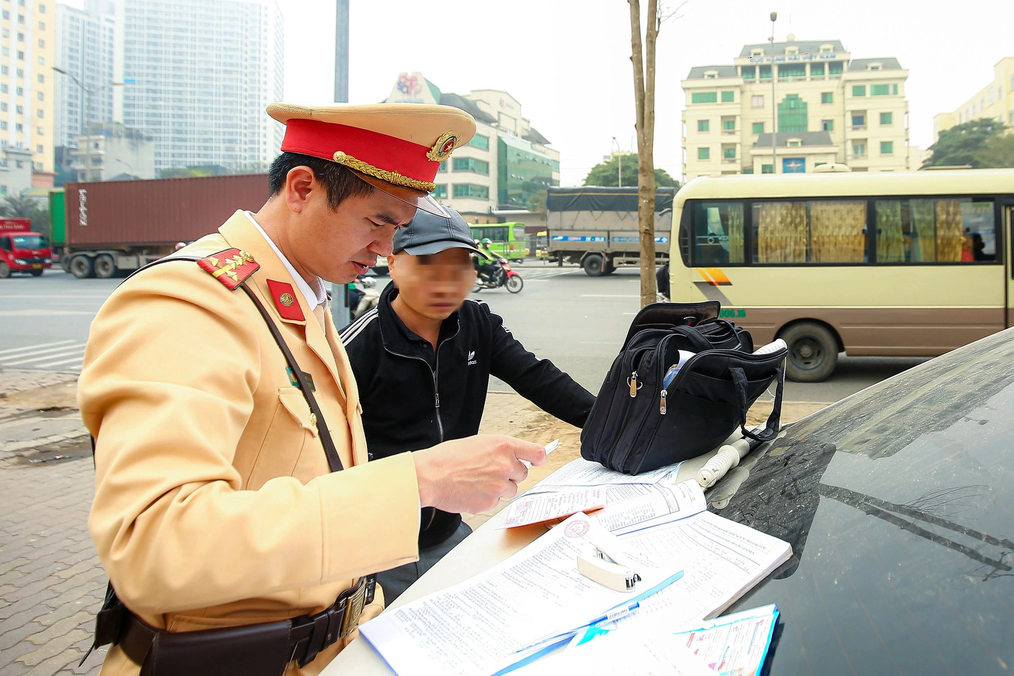 C&ocirc;ng an H&agrave; Nội mật phục xử l&yacute; xe kh&aacute;ch đ&oacute;n trả kh&aacute;ch sai quy định- Ảnh 10.