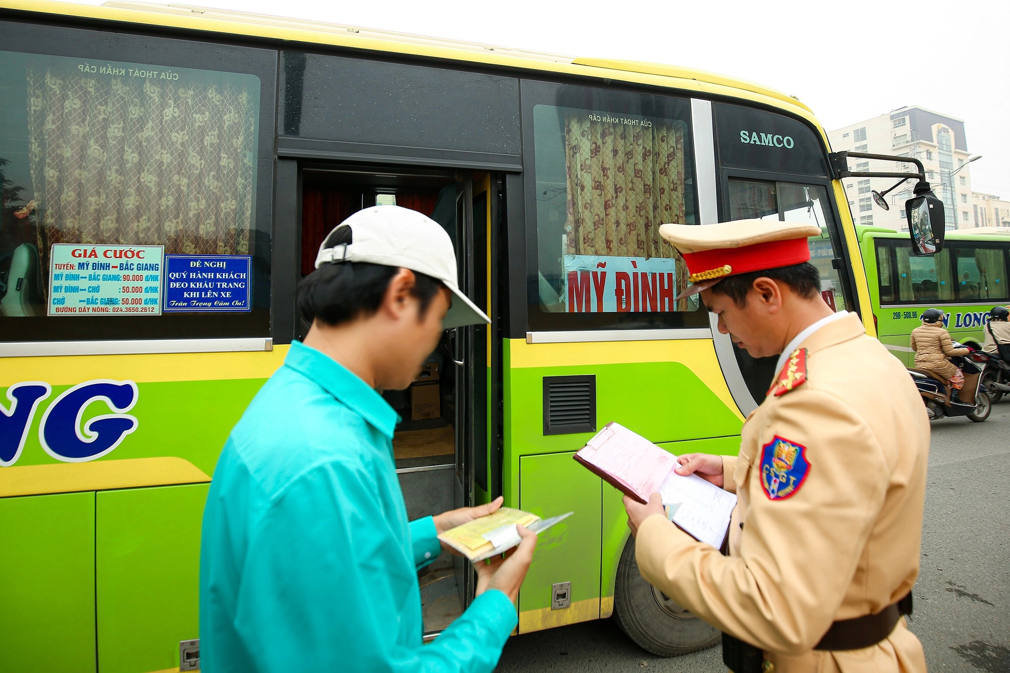 C&ocirc;ng an H&agrave; Nội mật phục xử l&yacute; xe kh&aacute;ch đ&oacute;n trả kh&aacute;ch sai quy định- Ảnh 7.