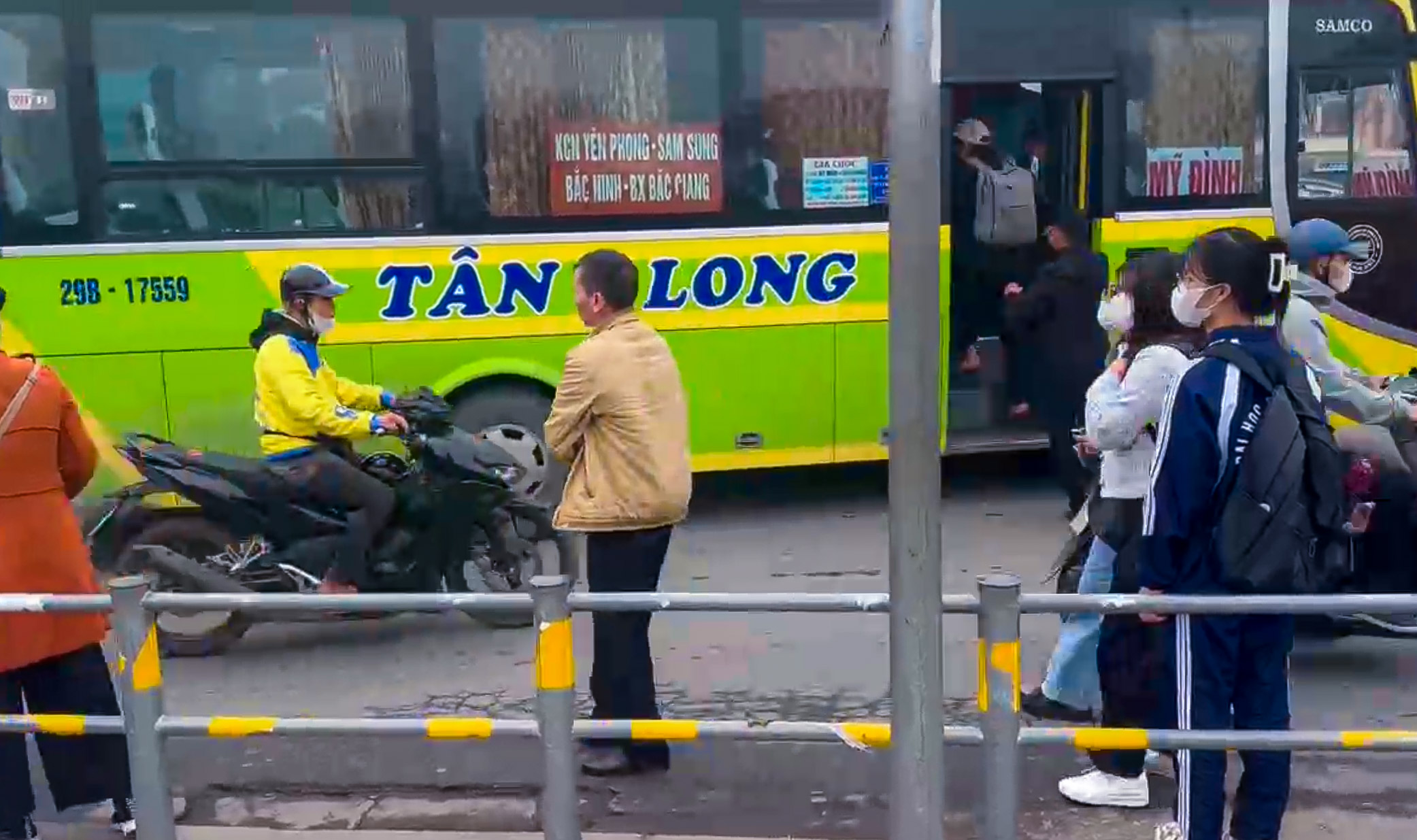 C&ocirc;ng an H&agrave; Nội mật phục xử l&yacute; xe kh&aacute;ch đ&oacute;n trả kh&aacute;ch sai quy định- Ảnh 2.