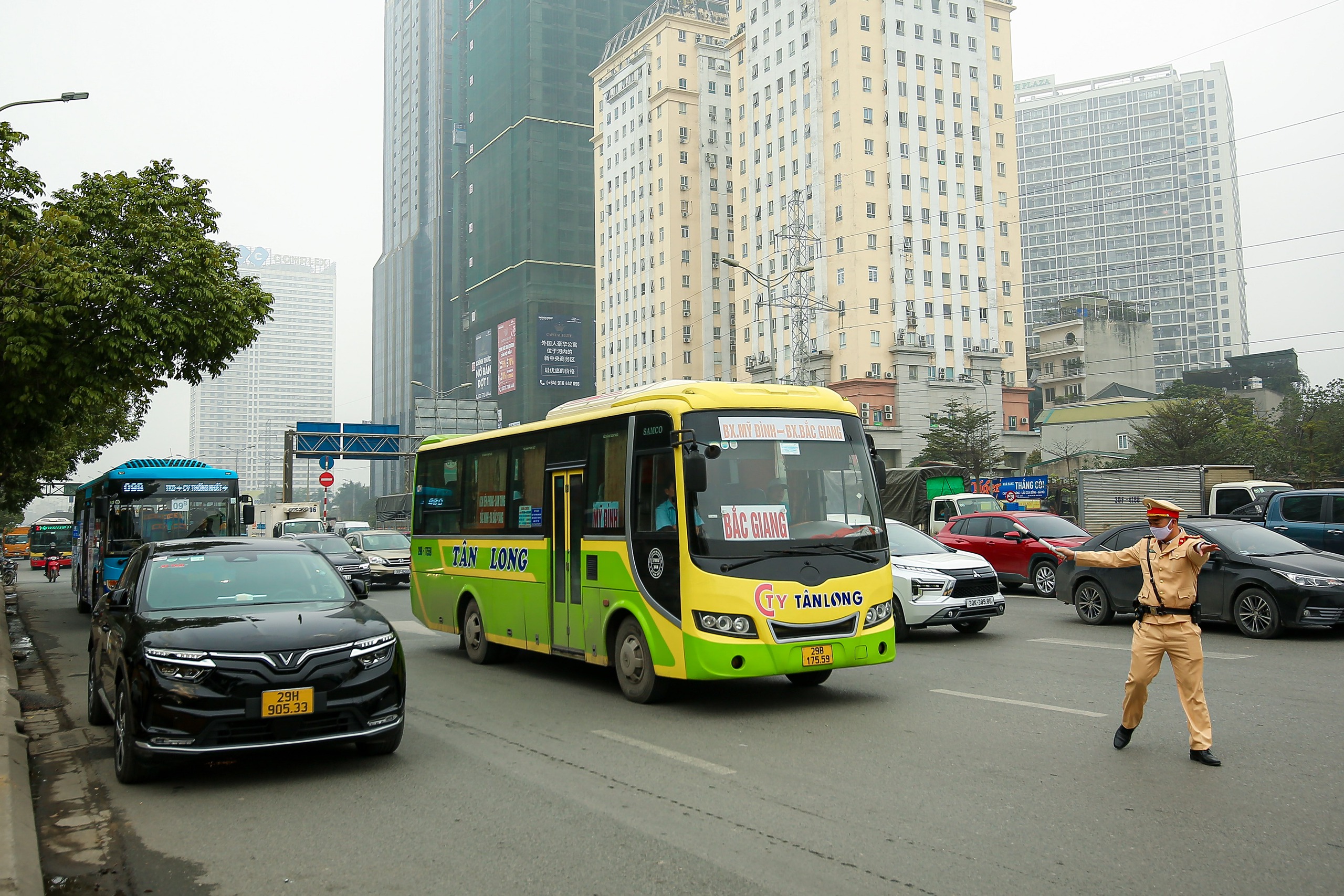 C&ocirc;ng an H&agrave; Nội mật phục xử l&yacute; xe kh&aacute;ch đ&oacute;n trả kh&aacute;ch sai quy định- Ảnh 1.