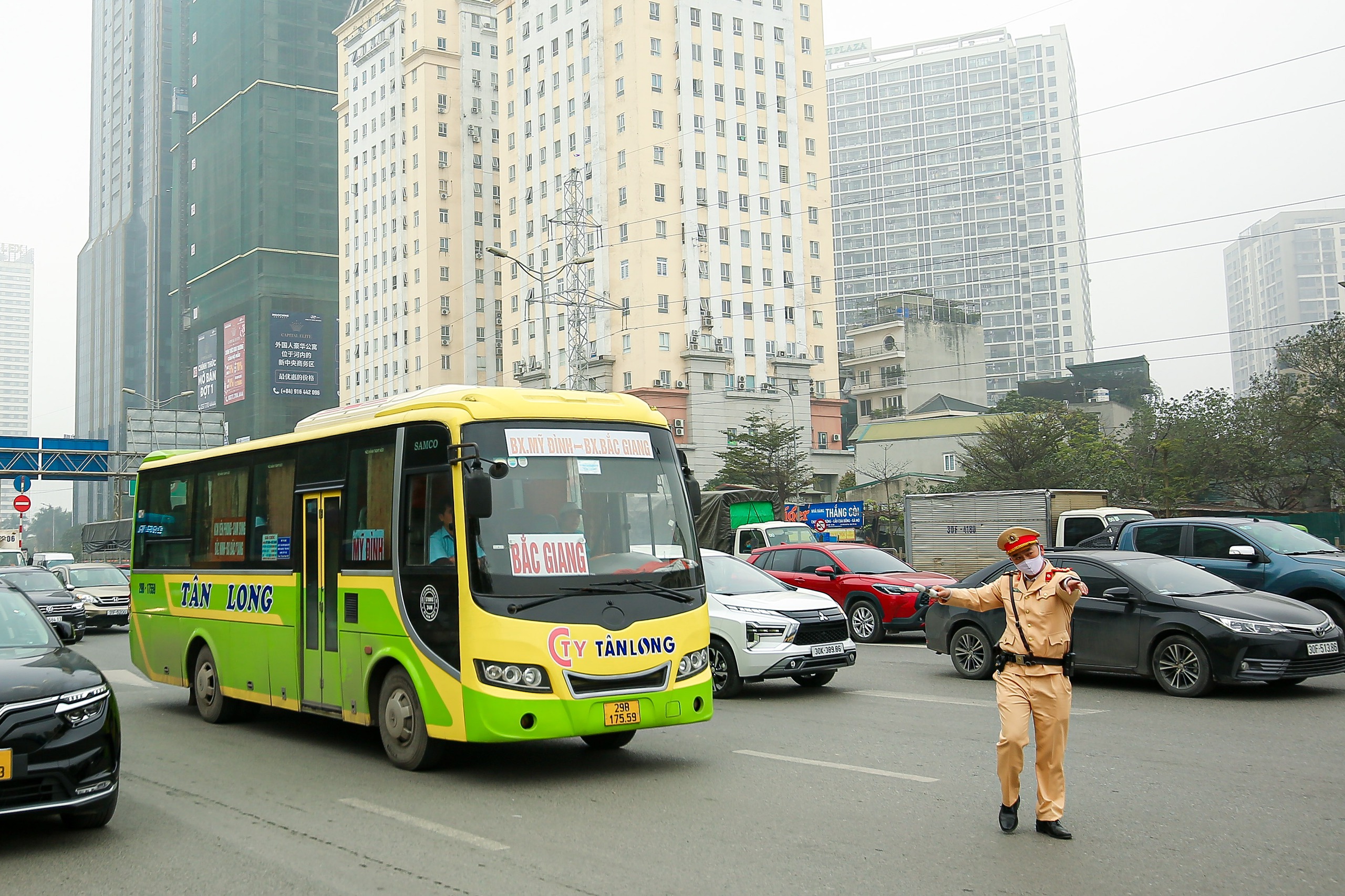 C&ocirc;ng an H&agrave; Nội mật phục xử l&yacute; xe kh&aacute;ch đ&oacute;n trả kh&aacute;ch sai quy định- Ảnh 11.