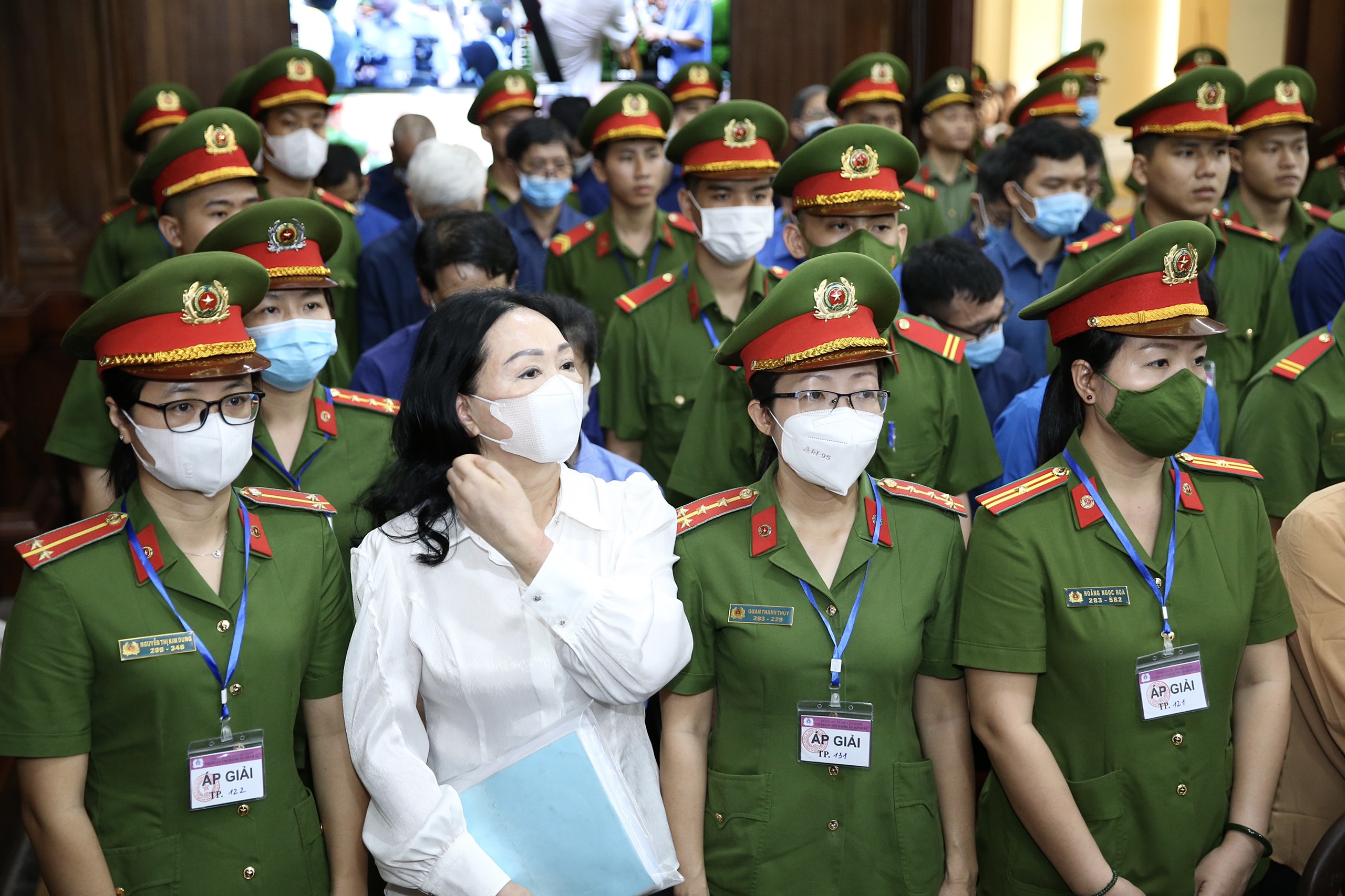 H&igrave;nh ảnh b&agrave; Trương Mỹ Lan v&agrave; đồng phạm trong ng&agrave;y đầu x&eacute;t xử- Ảnh 2.