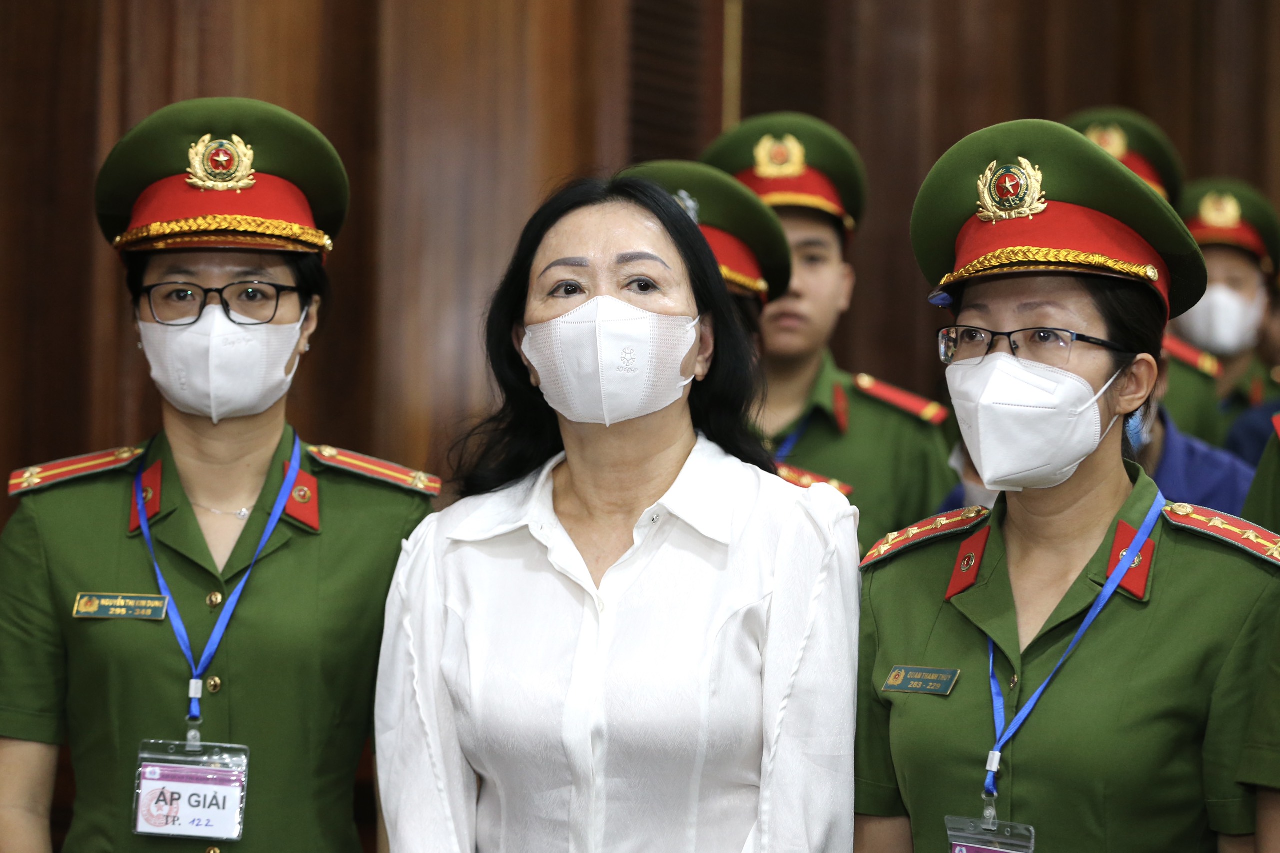 H&igrave;nh ảnh b&agrave; Trương Mỹ Lan v&agrave; đồng phạm trong ng&agrave;y đầu x&eacute;t xử- Ảnh 1.