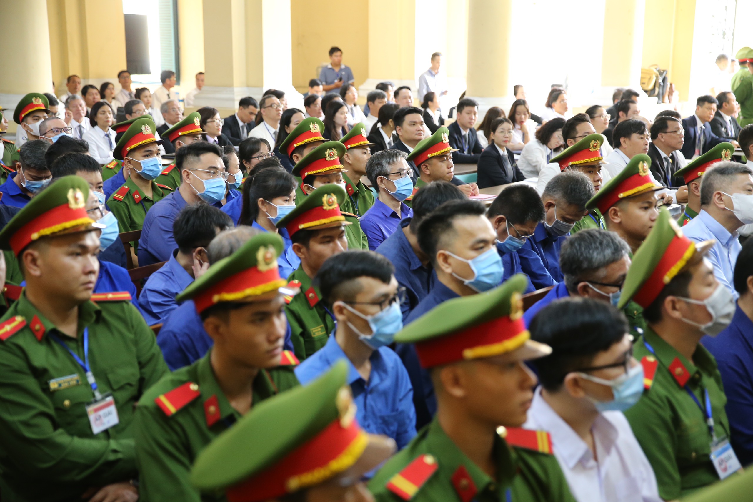 H&igrave;nh ảnh b&agrave; Trương Mỹ Lan v&agrave; đồng phạm trong ng&agrave;y đầu x&eacute;t xử- Ảnh 17.