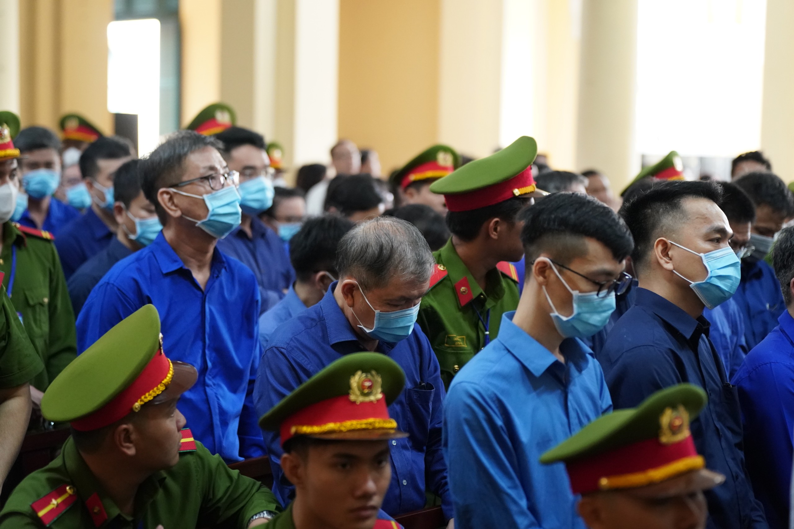 H&igrave;nh ảnh b&agrave; Trương Mỹ Lan v&agrave; đồng phạm trong ng&agrave;y đầu x&eacute;t xử- Ảnh 16.