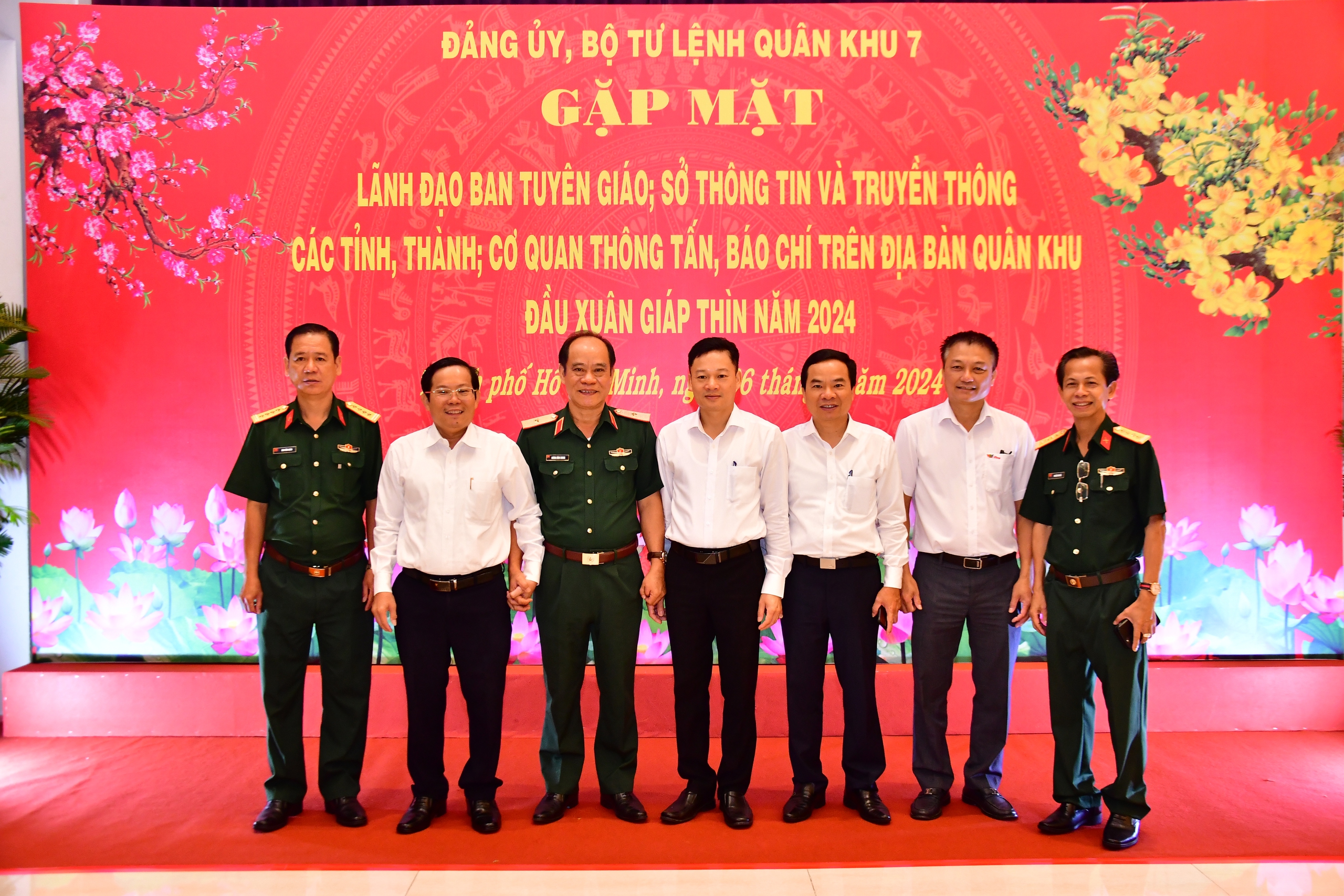 B&aacute;o Người Lao Động nhận Bằng khen của Bộ Tư lệnh Qu&acirc;n khu 7- Ảnh 4.