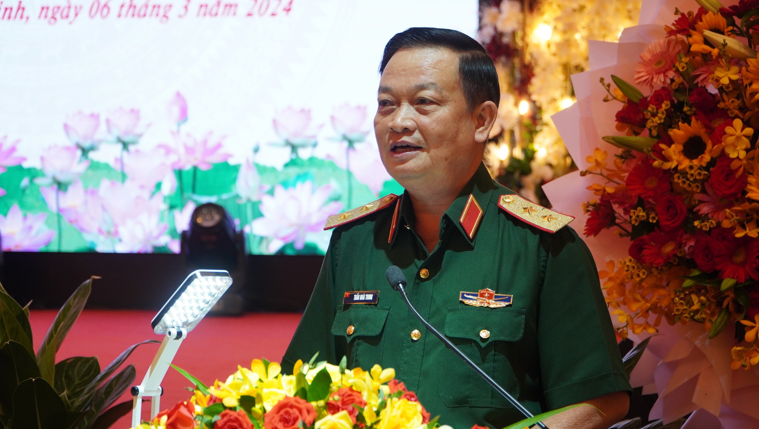 B&aacute;o Người Lao Động nhận Bằng khen của Bộ Tư lệnh Qu&acirc;n khu 7- Ảnh 2.