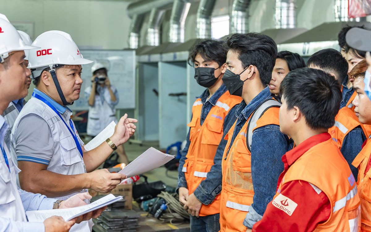 NÂNG BƯỚC NGƯỜI LAO ĐỘNG:
Nâng kiến thức, kỹ năng để có việc làm bền vững