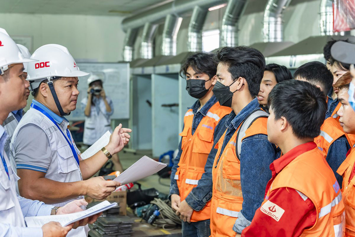 Người lao động tham gia cuộc thi sát hạch tay nghề ở Công ty CP Cơ khí xây dựng Đại Dũng
