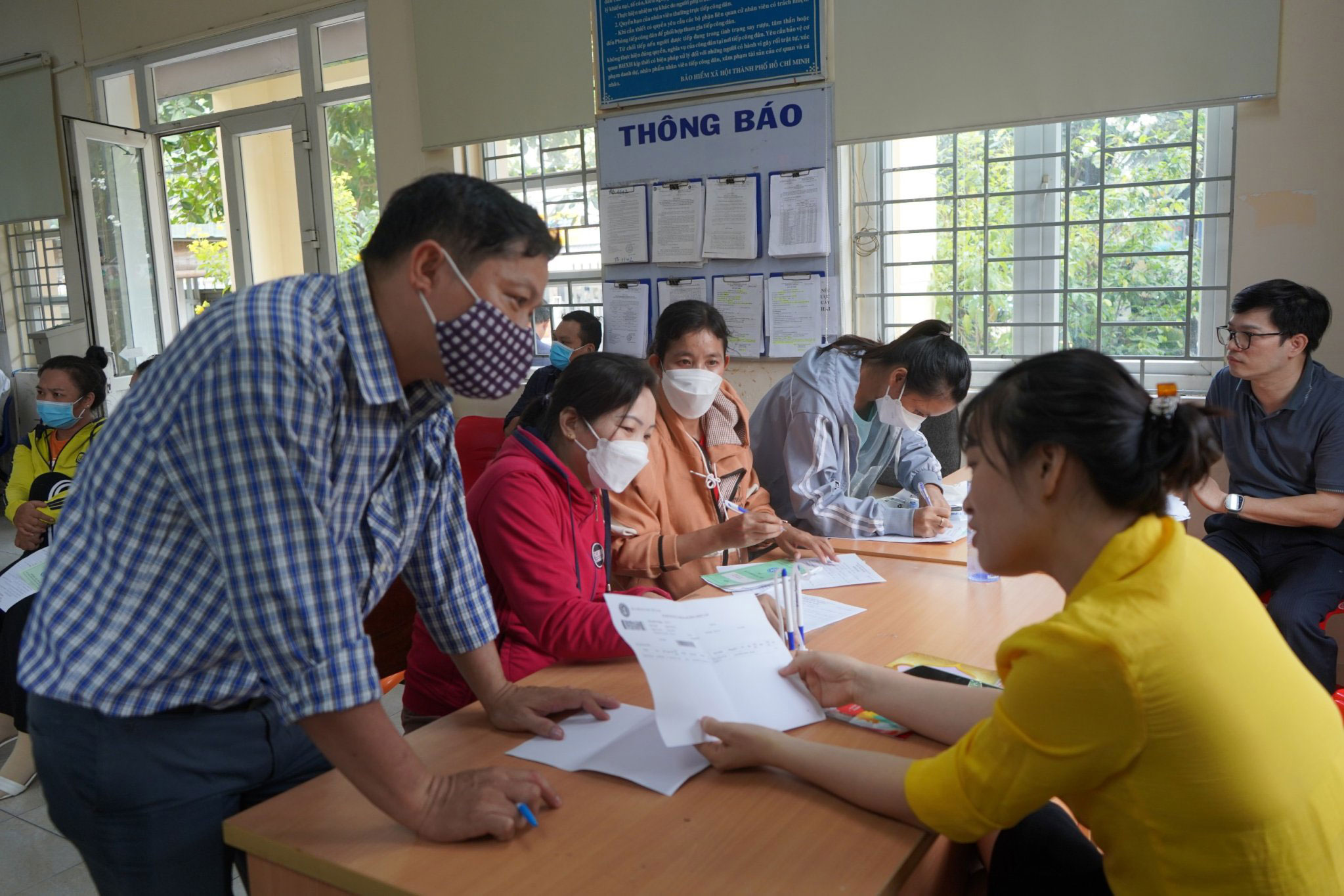 Người lao động đến tư vấn về hồ sơ rút BHXH một lần tại BHXH quận 12, TP HCM Ảnh: HUỲNH NHƯ