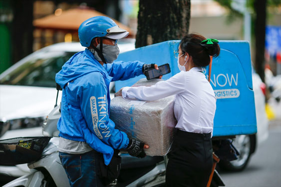 Nếu không cảnh giác, người tiêu dùng dễ mắc bẫy lừa khi mua hàng trên các sàn thương mại điện tử hoặc kênh mạng xã hộiẢnh: HOÀNG TRIỀU