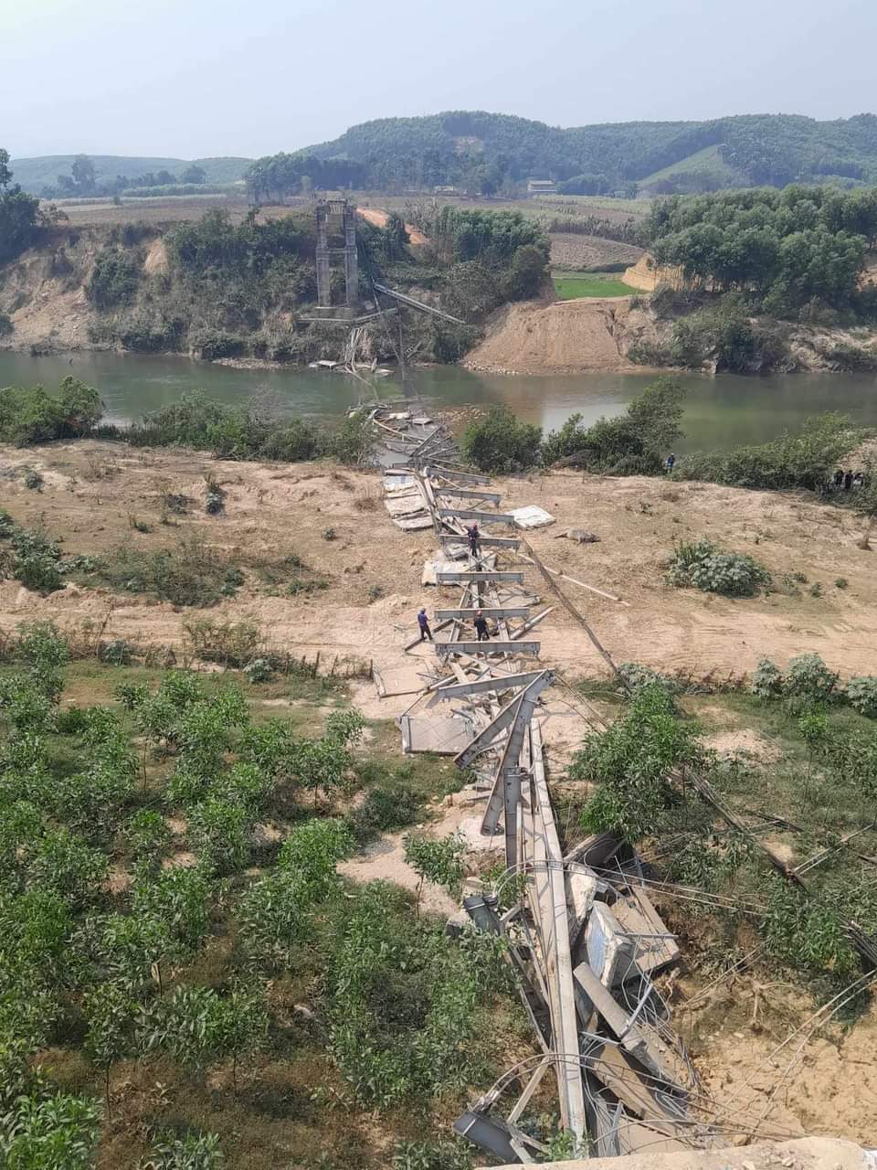 Sập cầu treo d&agrave;i h&agrave;ng trăm m&eacute;t bắc qua s&ocirc;ng- Ảnh 1.