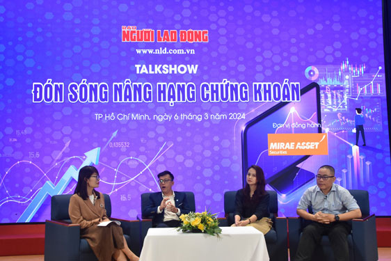 Các diễn giả trao đổi tại buổi talk show chứng khoán với chủ đề “Đón sóng nâng hạng chứng khoán”, do Báo Người Lao Động tổ chức ngày 6-3Ảnh: TẤN THẠNH