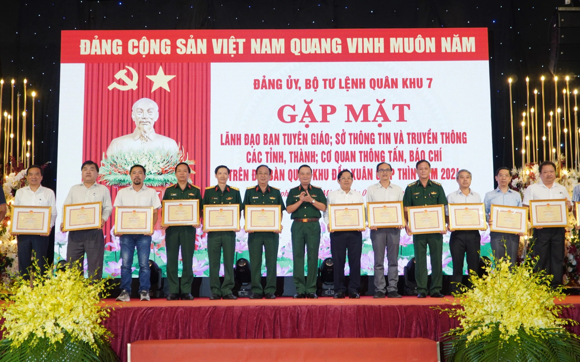 Báo Người Lao Động nhận Bằng khen của Bộ Tư lệnh Quân khu 7