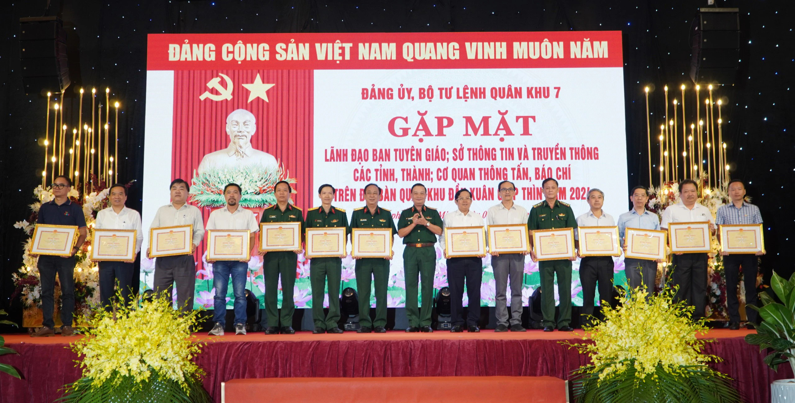 B&aacute;o Người Lao Động nhận Bằng khen của Bộ Tư lệnh Qu&acirc;n khu 7- Ảnh 1.