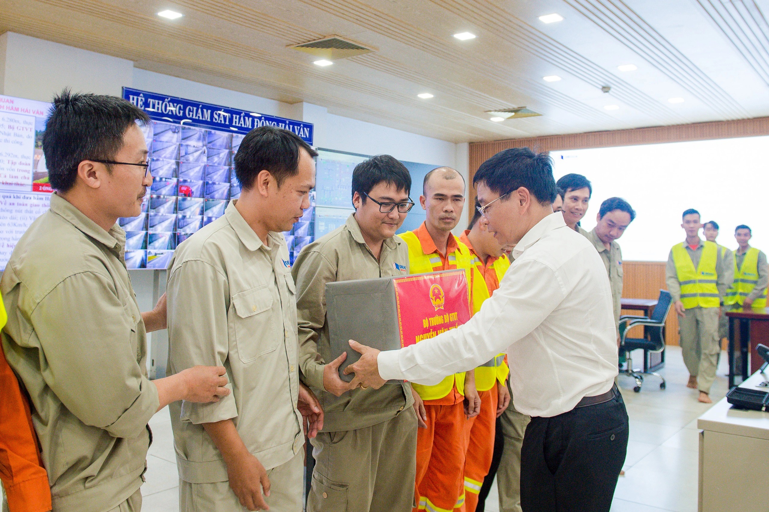 Bộ trưởng GTVT Nguyễn Văn Thắng trao qu&agrave; động vi&ecirc;n c&aacute;n bộ nh&acirc;n vi&ecirc;n Trung t&acirc;m quản l&yacute;, vận h&agrave;nh hầm Hải V&acirc;n