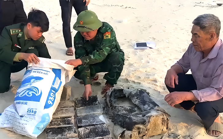 "Vật thể lạ" nguy hiểm trôi dạt bờ biển Quảng Bình