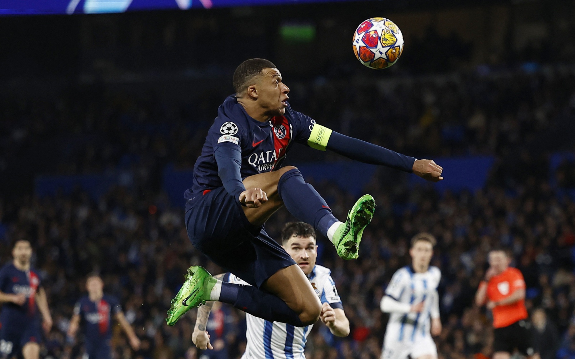 Harry Kane so giày Kylian Mbappe, đua tranh "Vua phá lưới"