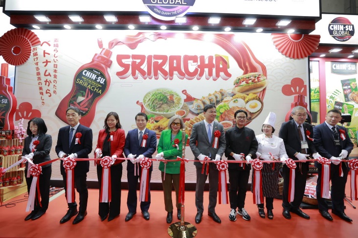 Q:\ChuyenDe\7-3\chin su\1.Đại diện C&ocirc;ng ty Masan Consumer v&agrave; c&aacute;c đại biểu cắt băng khai trương gian h&agrave;ng CHIN-SU tại Foodexjpg.jpg