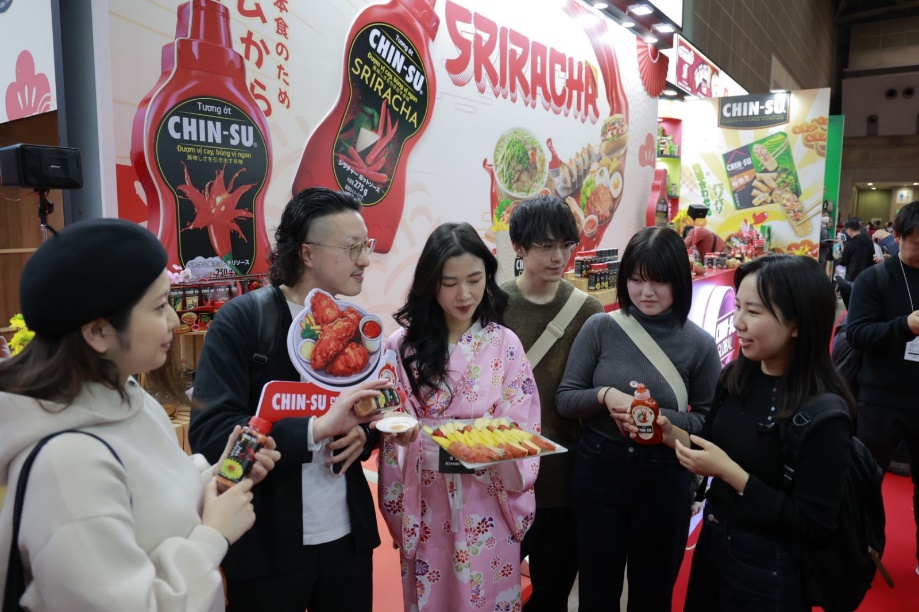 Q:\ChuyenDe\7-3\chin su\6. (Chọn 1 trong 2). Thực kh&aacute;ch Nhật Bản th&iacute;ch th&uacute; d&ugrave;ng thử sản phẩm tại Foodexjpg.jpg
