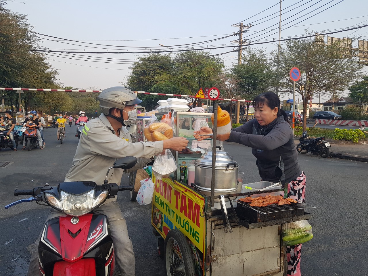 Bữa sáng “siêu tiết kiệm” của công nhân thời bão giá- Ảnh 5.