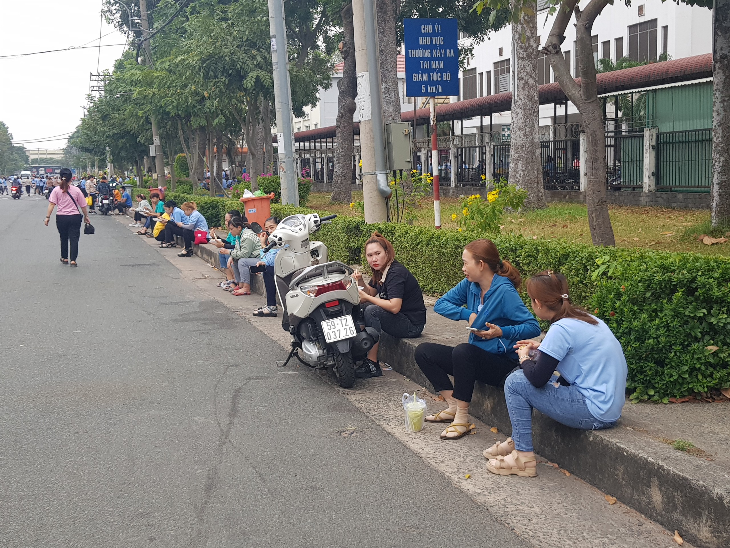 Bữa sáng “siêu tiết kiệm” của công nhân thời bão giá- Ảnh 4.