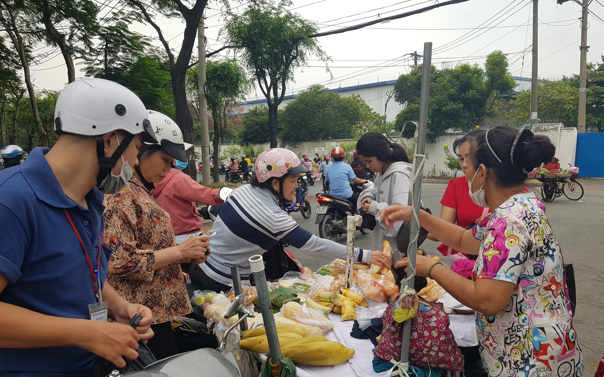 Bữa sáng “siêu tiết kiệm” của công nhân thời bão giá