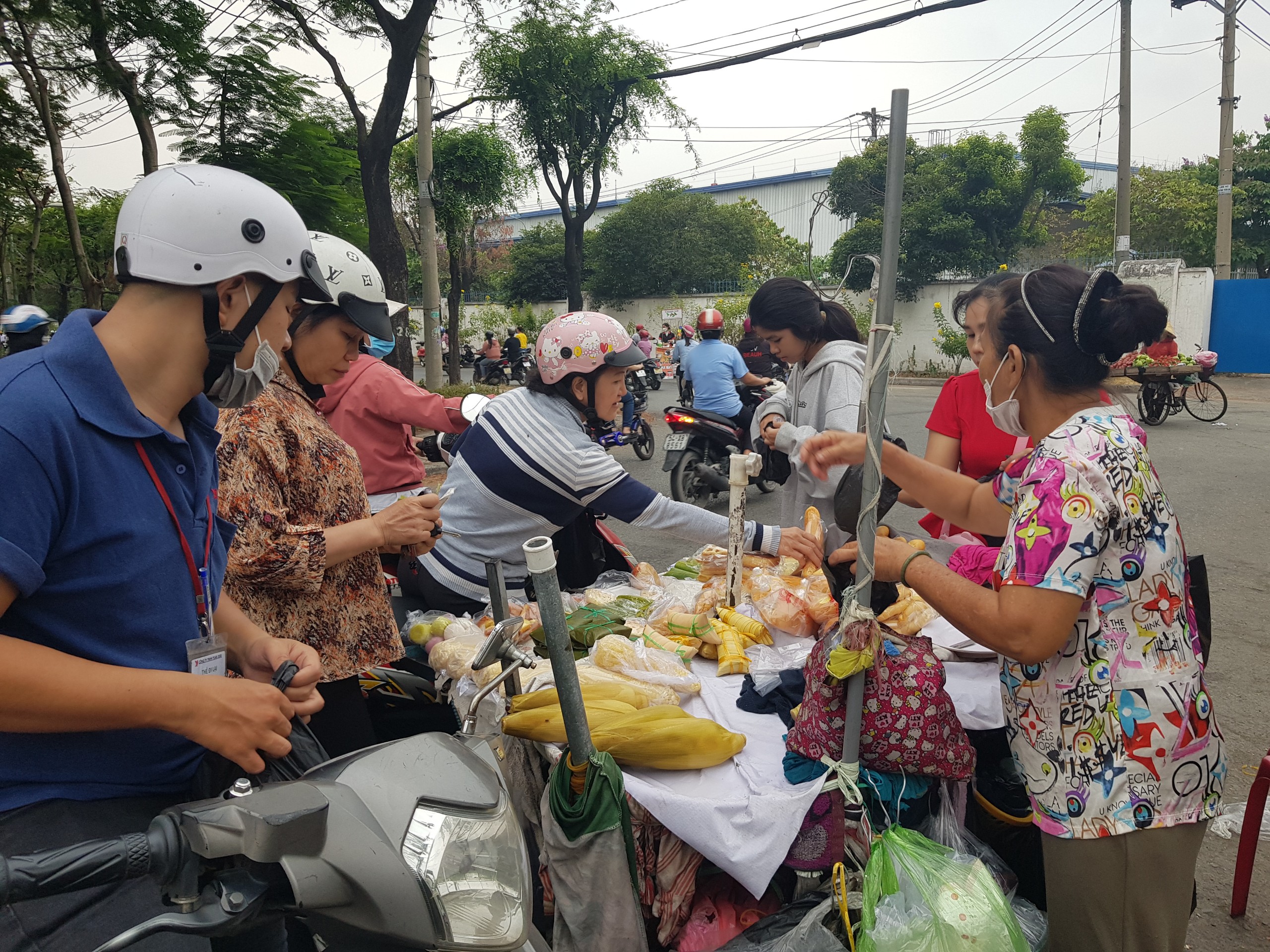 Bữa sáng “siêu tiết kiệm” của công nhân thời bão giá- Ảnh 2.