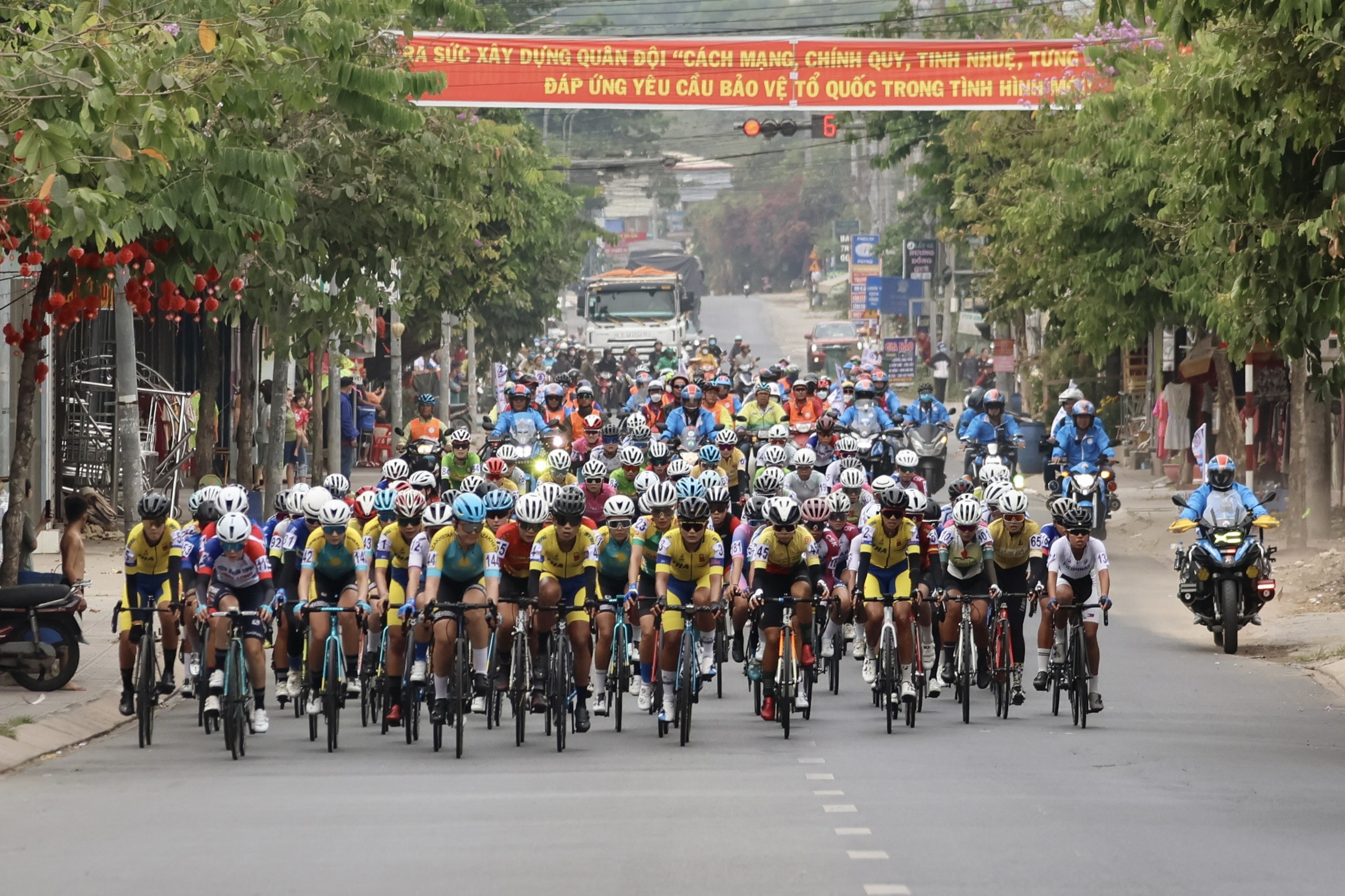 Khởi tranh giải đua xe đạp nữ lớn nhất Việt Nam- Ảnh 1.