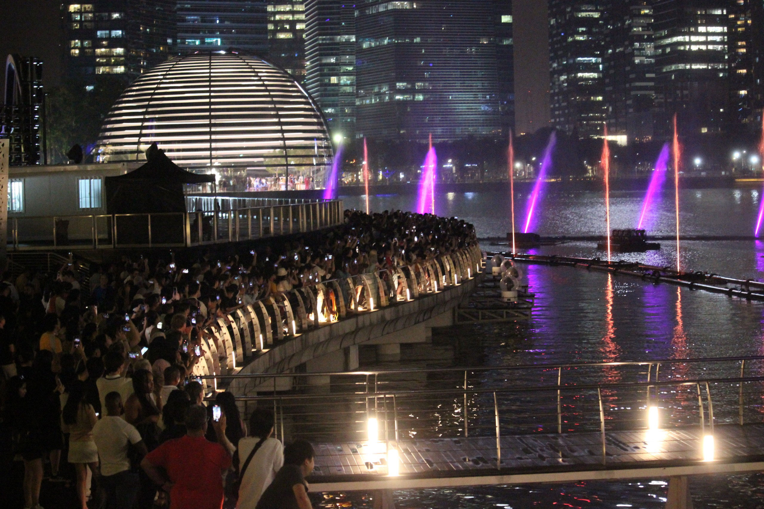 Du khách xem buổi trình diễn ánh sáng và nước “The Eras Tour” tại Marina Bay Sands