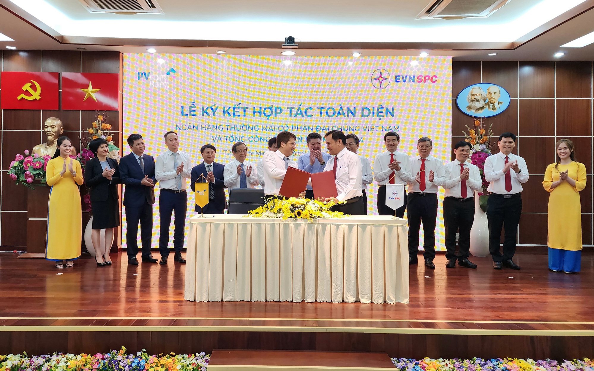 EVNSPC k&yacute; kết hợp t&aacute;c to&agrave;n diện với PVcombank