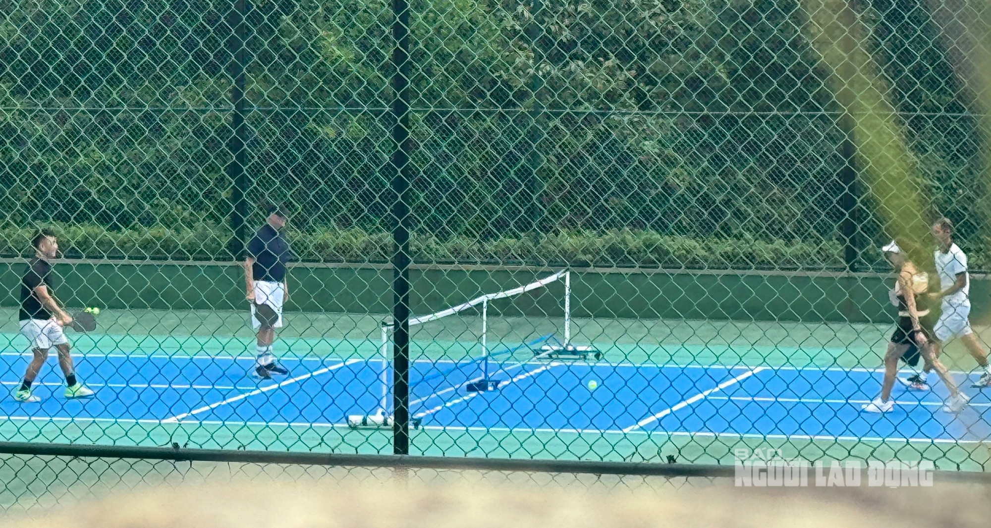 Ch&ugrave;m ảnh: Tỉ ph&uacute; Bill Gates c&ugrave;ng bạn g&aacute;i chơi tennis v&agrave; Pickleball ở Đ&agrave; Nẵng- Ảnh 2.