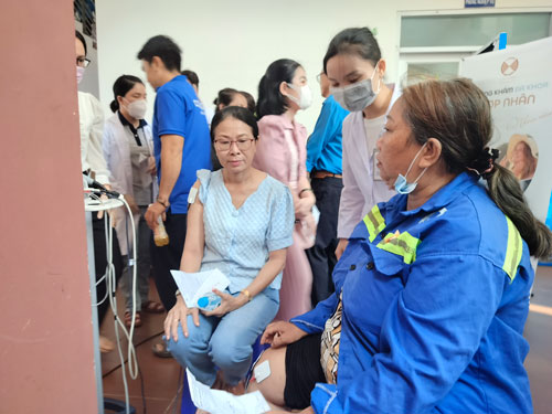 Nữ công nhân được tư vấn, kiểm tra sức khỏe