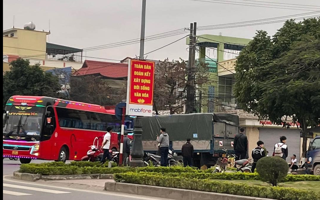 Xe chở học sinh lớp 8 đi trải nghiệm gặp tai nạn