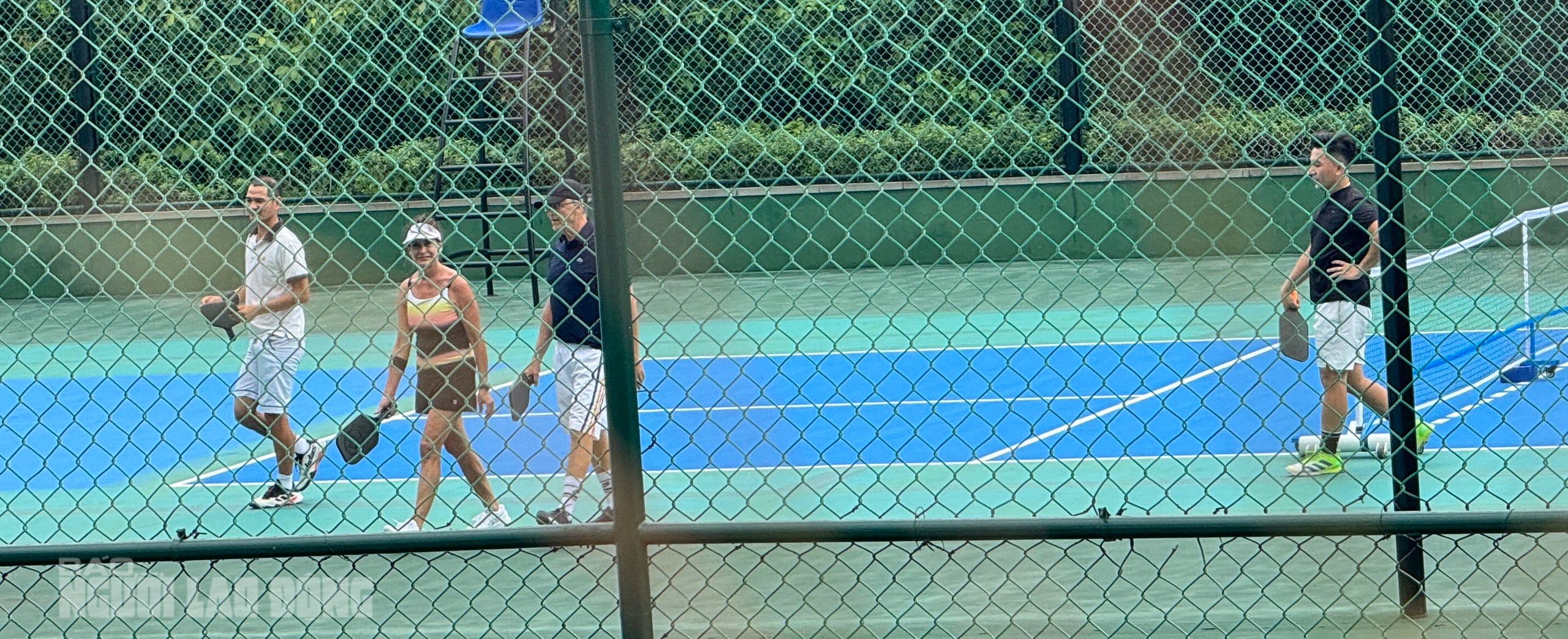 Ch&ugrave;m ảnh: Tỉ ph&uacute; Bill Gates c&ugrave;ng bạn g&aacute;i chơi tennis v&agrave; Pickleball ở Đ&agrave; Nẵng- Ảnh 6.