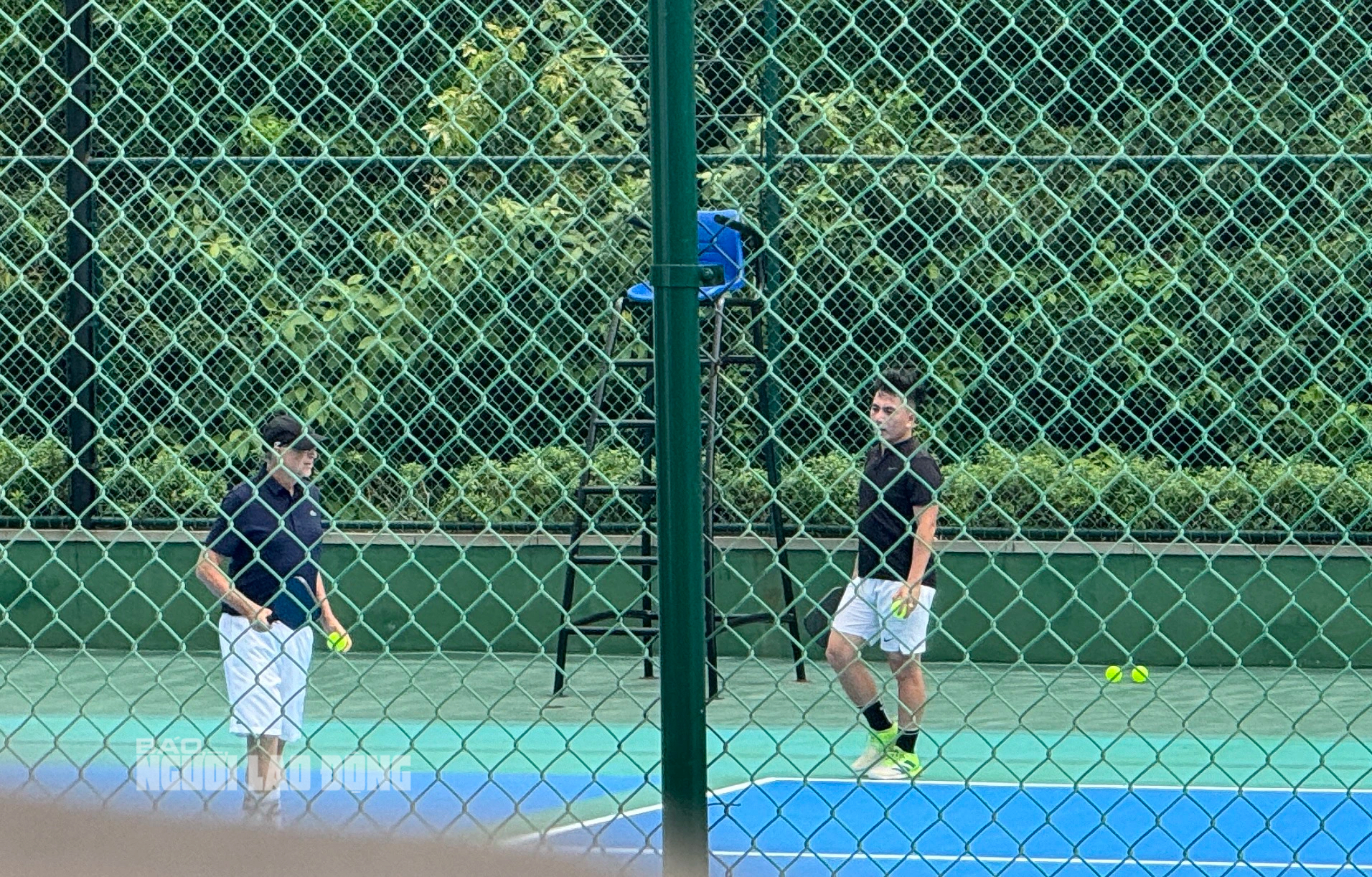 Ch&ugrave;m ảnh: Tỉ ph&uacute; Bill Gates c&ugrave;ng bạn g&aacute;i chơi tennis v&agrave; Pickleball ở Đ&agrave; Nẵng- Ảnh 3.