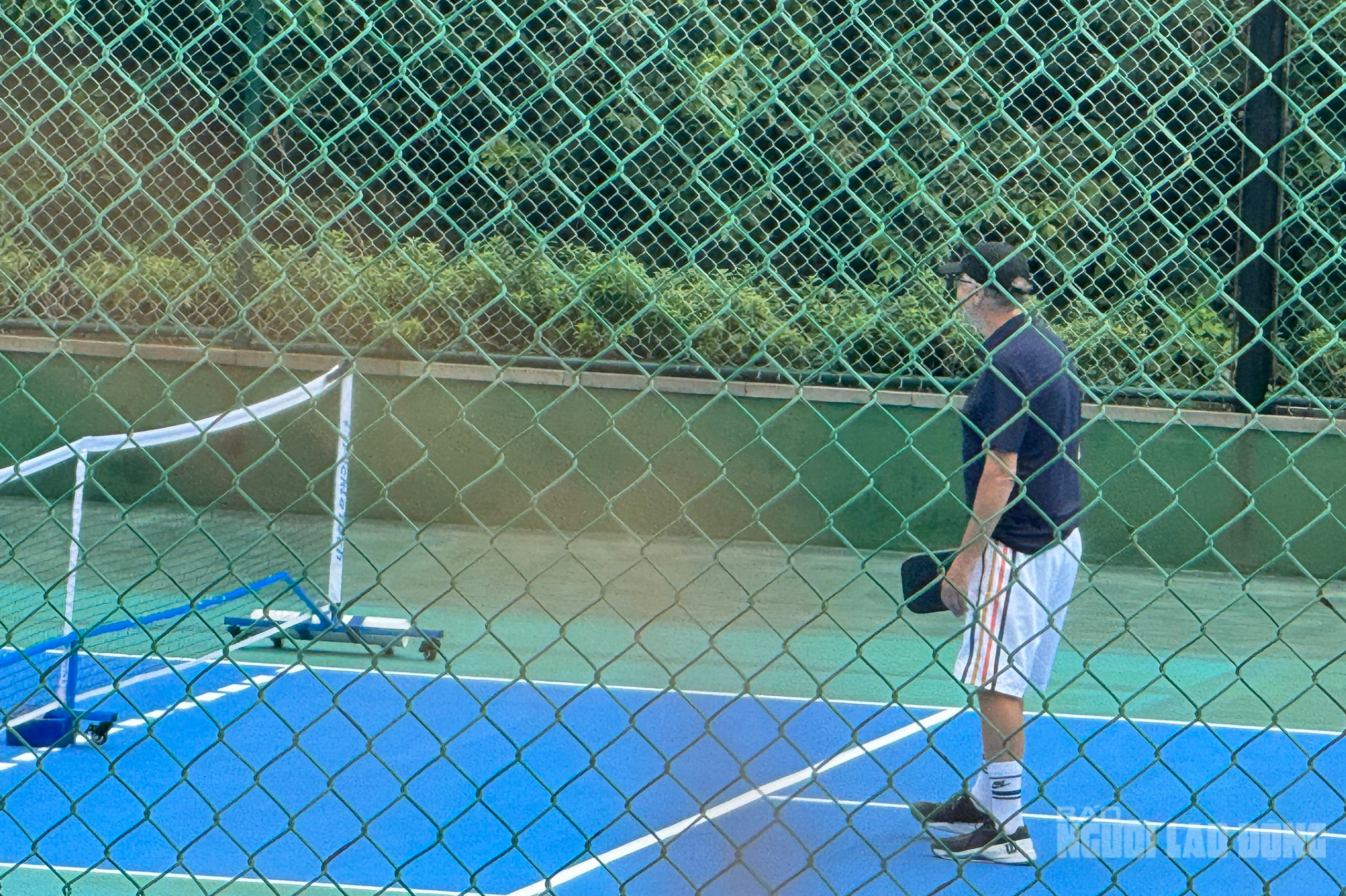 Ch&ugrave;m ảnh: Tỉ ph&uacute; Bill Gates c&ugrave;ng bạn g&aacute;i chơi tennis v&agrave; Pickleball ở Đ&agrave; Nẵng- Ảnh 4.