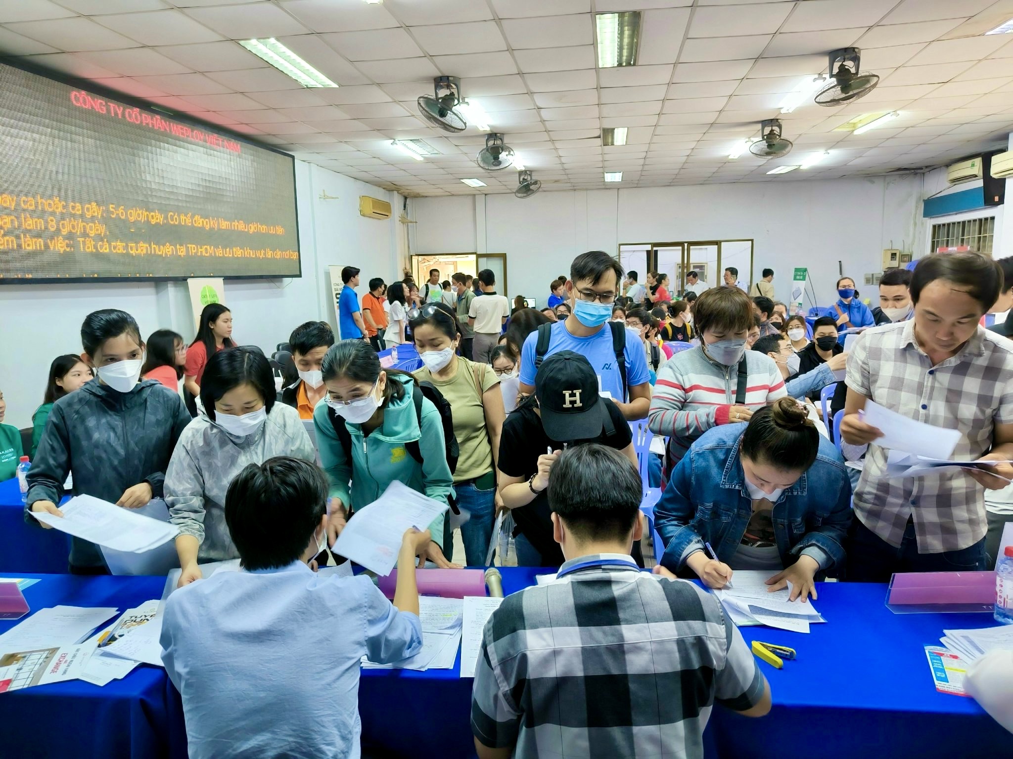 TP HCM: Số lượng người hưởng trợ cấp thất nghiệp trong th&aacute;ng 2-2024 tăng- Ảnh 1.