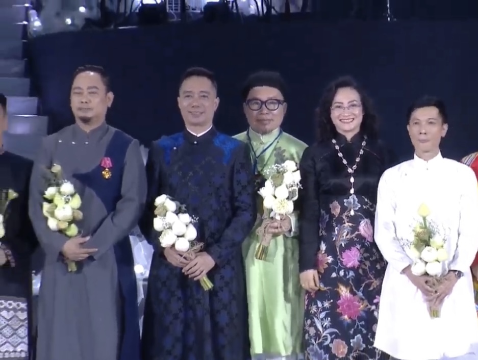 Ho&agrave;nh tr&aacute;ng, duy&ecirc;n d&aacute;ng đ&ecirc;m khai mạc Lễ Hội &Aacute;o d&agrave;i TP HCM 2024- Ảnh 1.