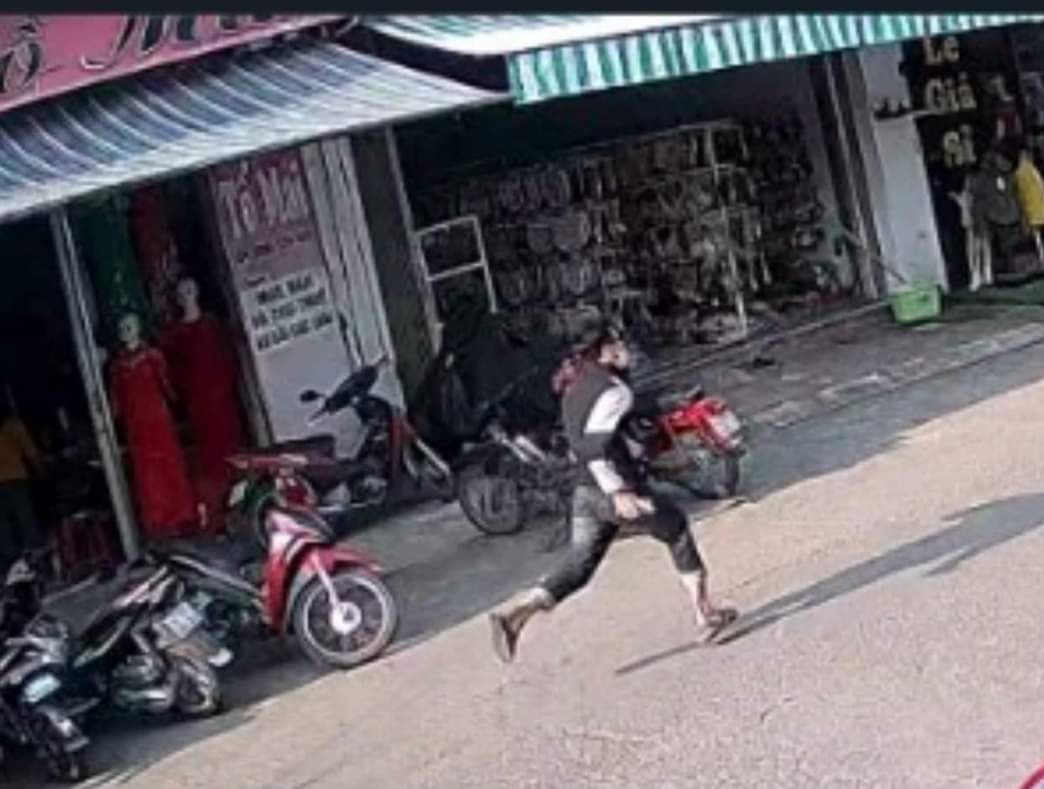 Bắt giữ đối tượng bịt k&iacute;n mặt, cướp tiệm v&agrave;ng- Ảnh 1.