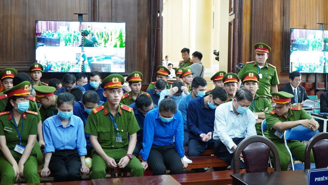 Trong ng&agrave;y x&eacute;t xử thứ 3, c&aacute;c bị c&aacute;o l&agrave; cựu l&atilde;nh đạo SCB v&agrave; một số bị c&aacute;o thuộc hệ sinh th&aacute;i Tập đo&agrave;n Vạn Thịnh Ph&aacute;t đ&atilde; được x&eacute;t hỏi