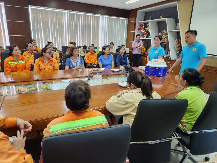 Công đoàn VWS tặng quà cho nữ công nhân dịp 8-3- Ảnh 1.