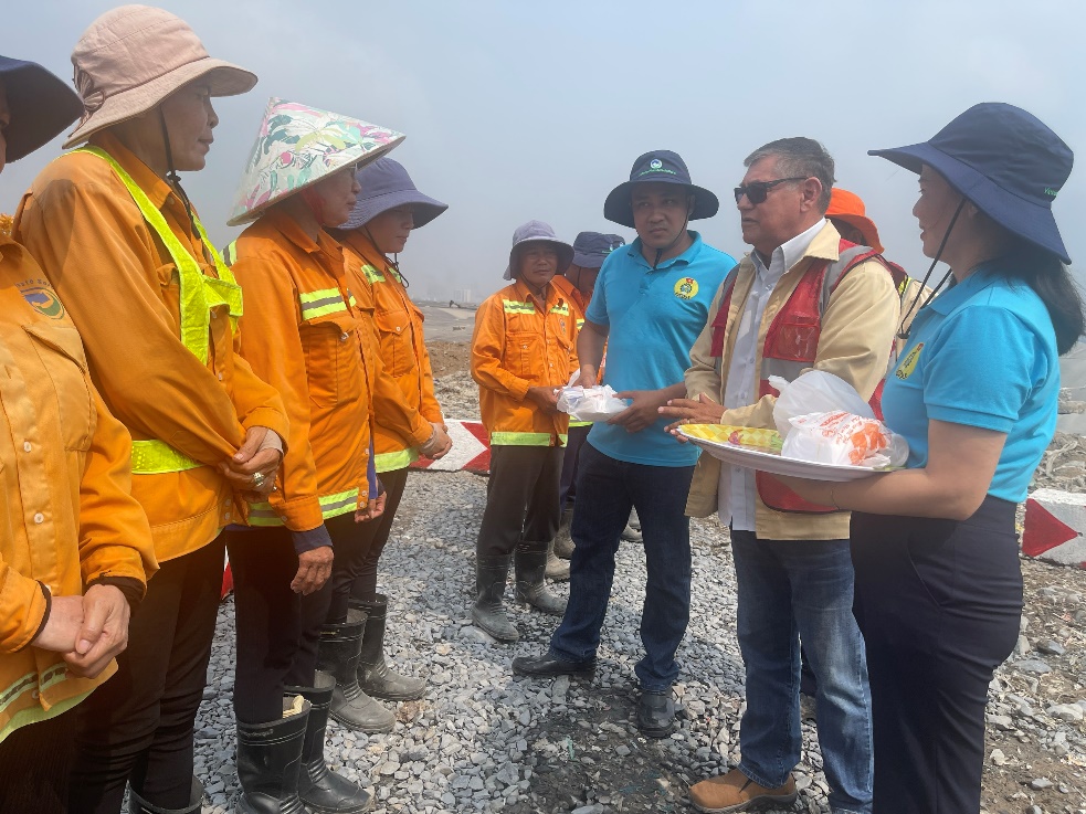 Công đoàn VWS tặng quà cho nữ công nhân dịp 8-3- Ảnh 3.