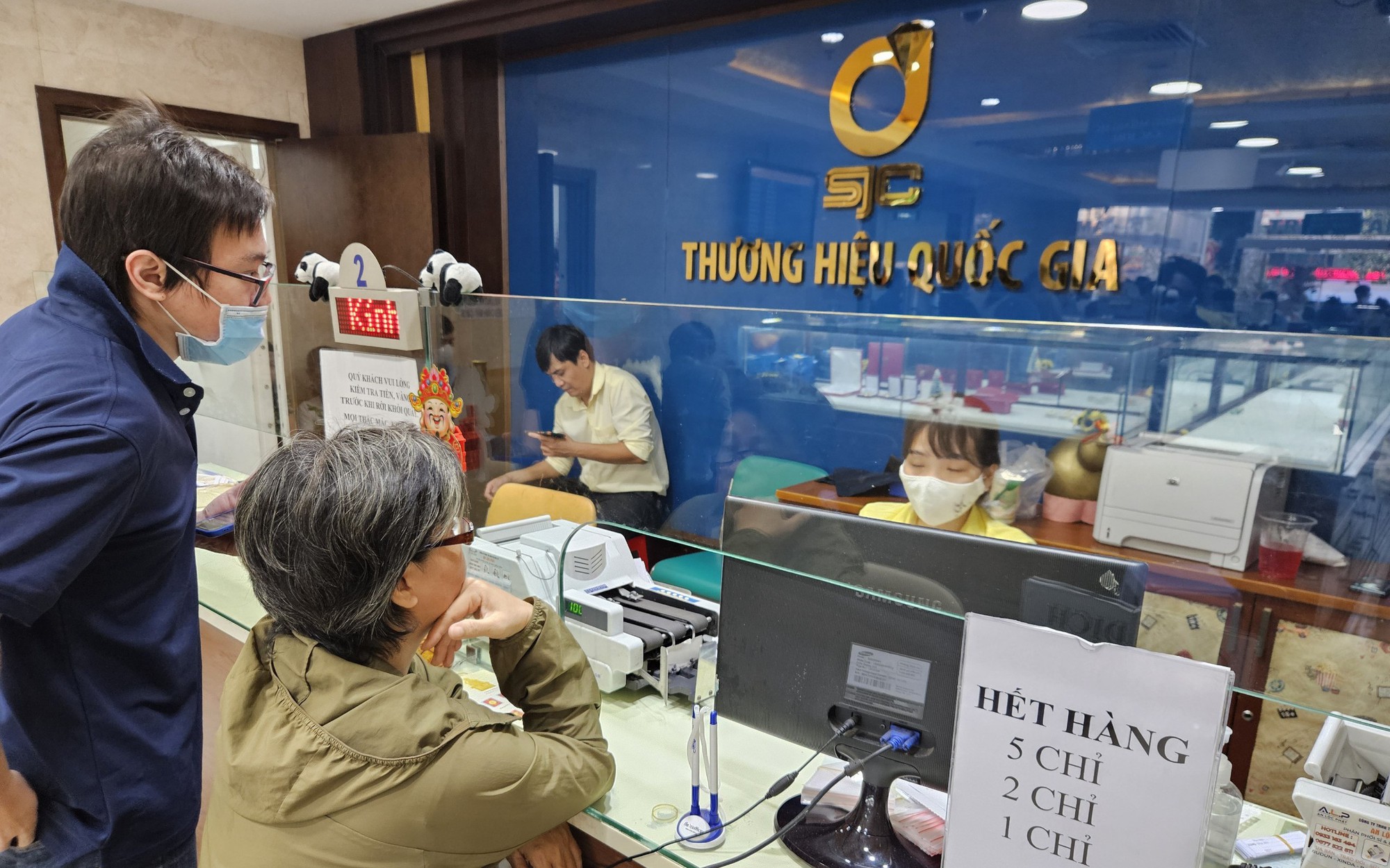 Giá vàng SJC, vàng nhẫn tăng chóng mặt, lên mức chưa từng có