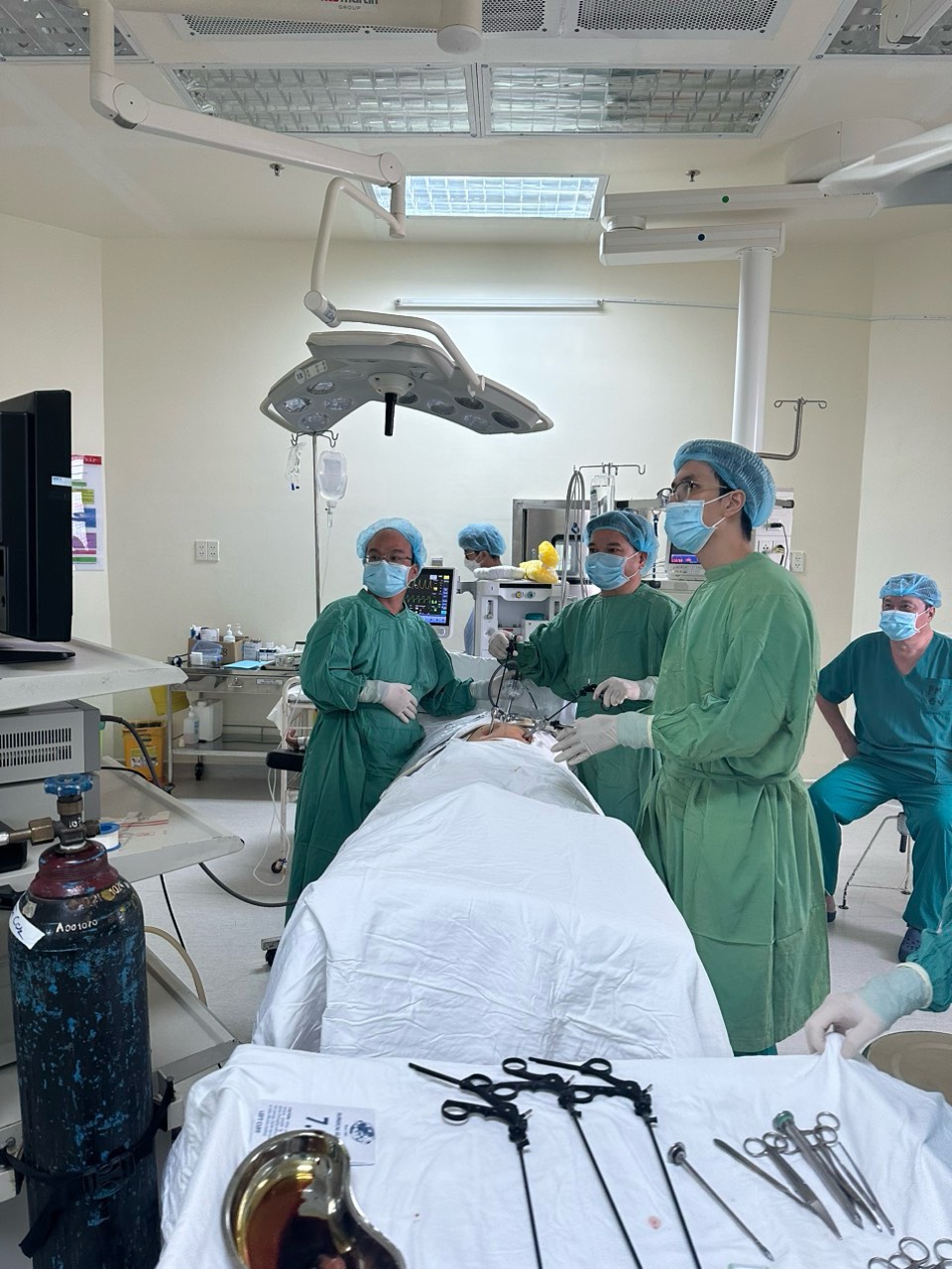 Bệnh viện tuyến quận mổ được u quái buồng trứng lớn- Ảnh 1.