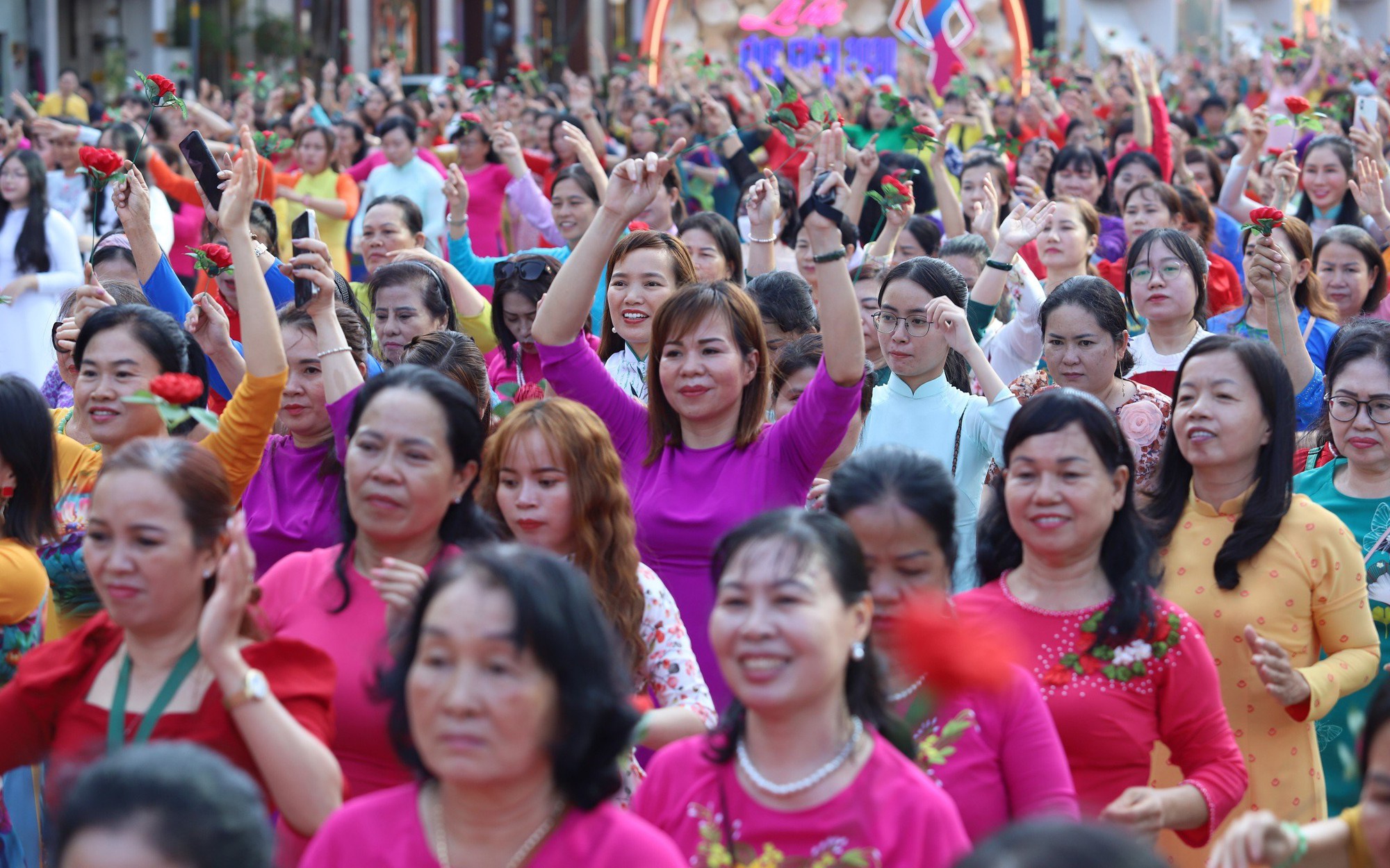 Hàng ngàn tà áo dài tung bay trên đường phố TP HCM