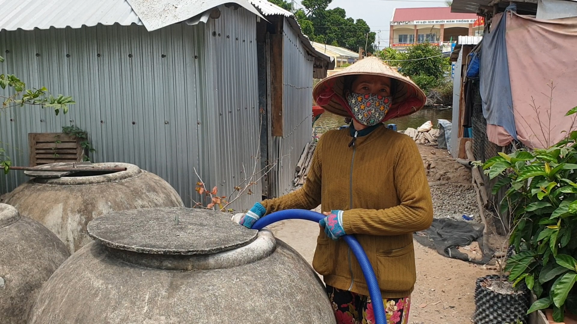 Người dân mua nước từ ghe bán nước ngọt để sử dụngẢnh: Vân Du