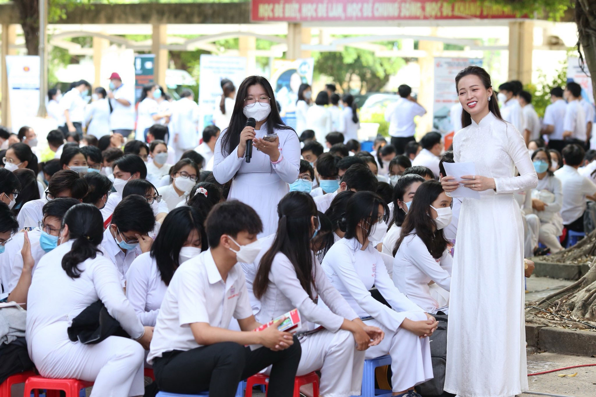 Học sinh đặt c&acirc;u hỏi cho Ban Tư vấn chương tr&igrave;nh &ldquo;Đưa trường học đến th&iacute; sinh&rdquo;, do B&aacute;o Người Lao Động tổ chức Ảnh: HO&Agrave;NG TRIỀU